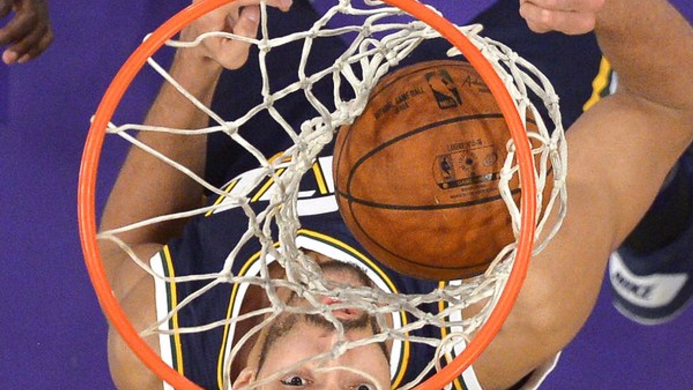 Pod deravými košmi v NBA bolo v noci z nedele na pondelok znova k videniu množstvo zaujímavého basketbalu.