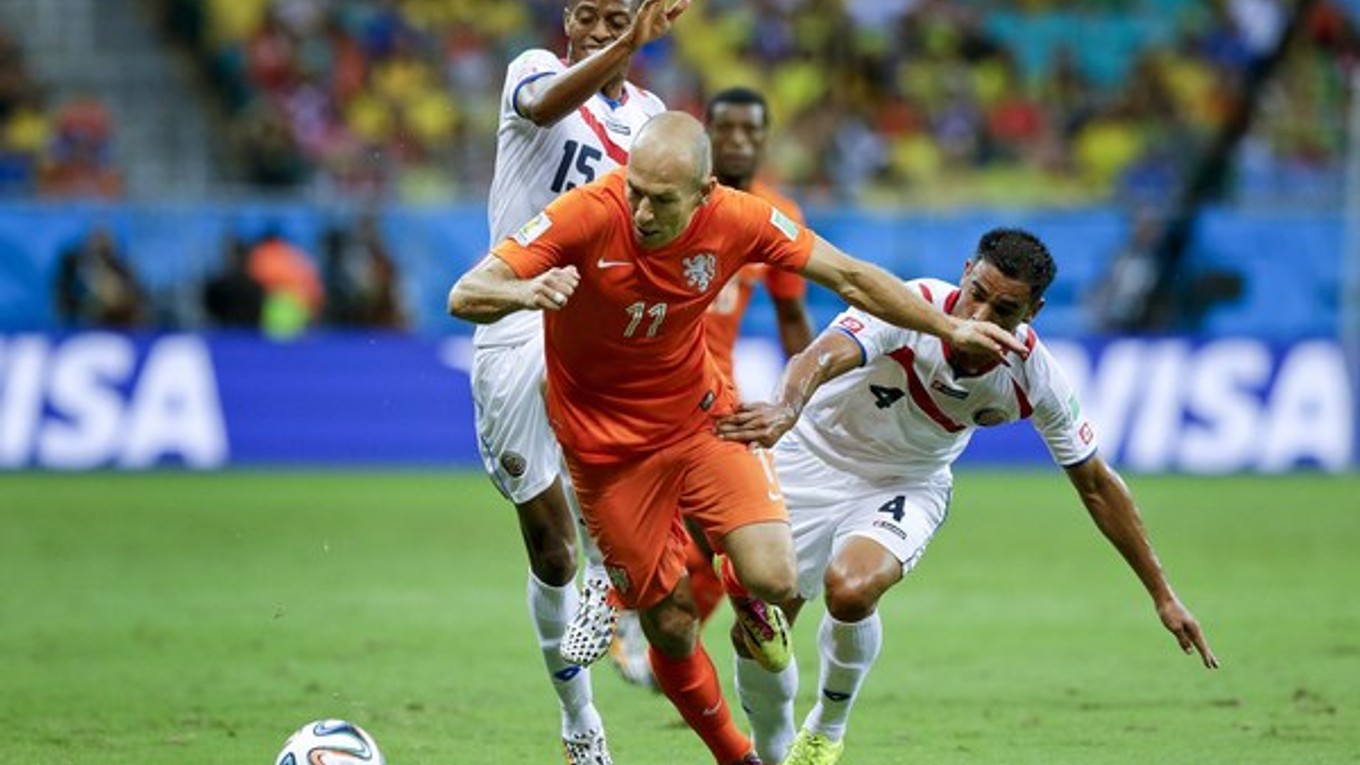 Arjen Robben (v strede) na MS 2014 v zápase proti Kostarike.