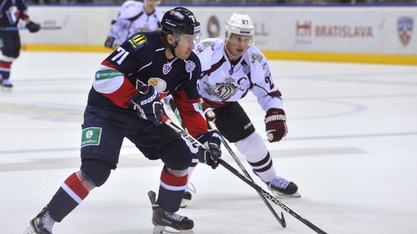 V KHL nastúpil Georgijs Pujacs (vpravo) v drese Dinama Riga aj proti Slovanu Bratislava.