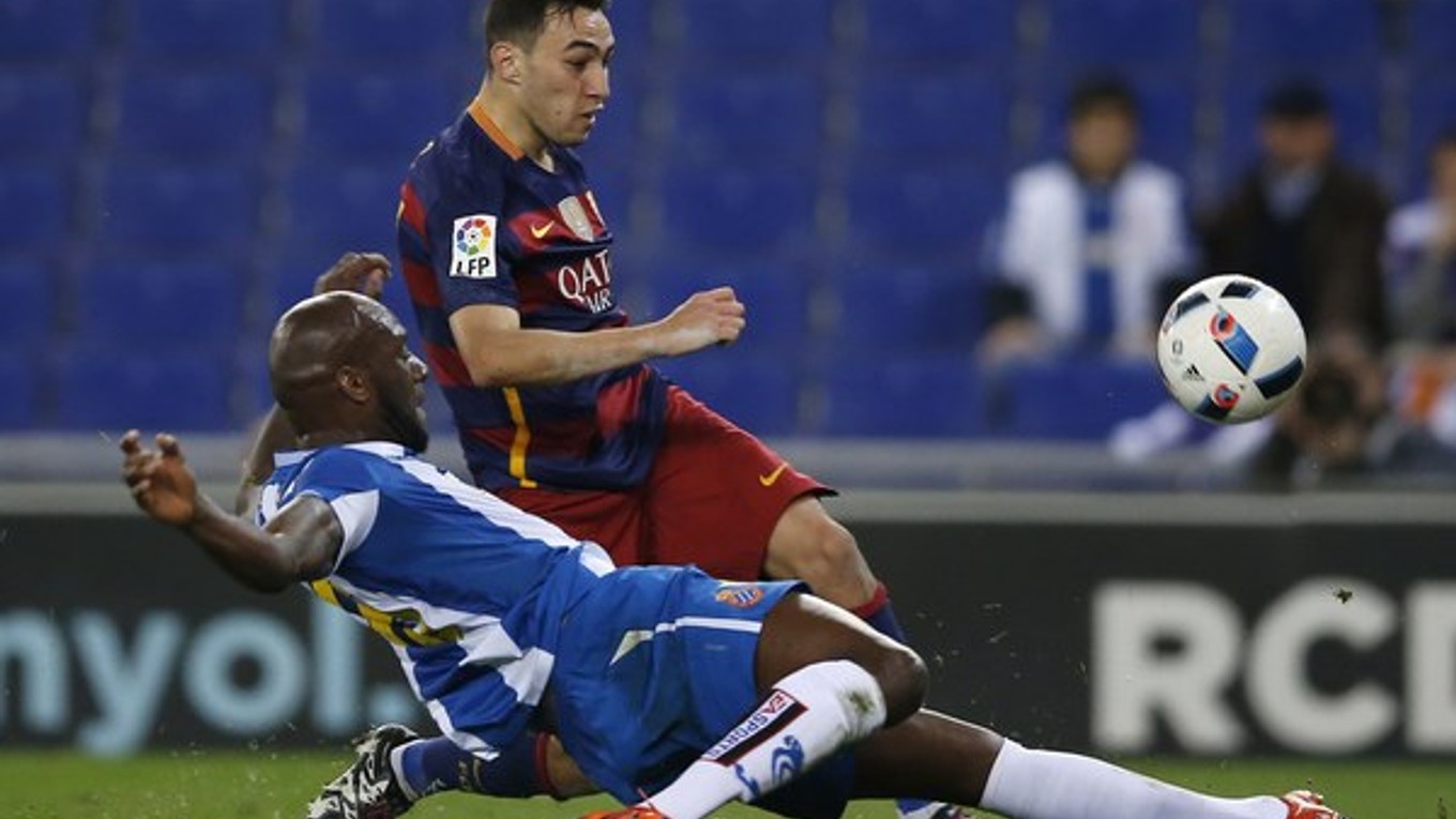 Munir El Haddadi strieľa jeden zo svojich gólov do siete Espanyolu.