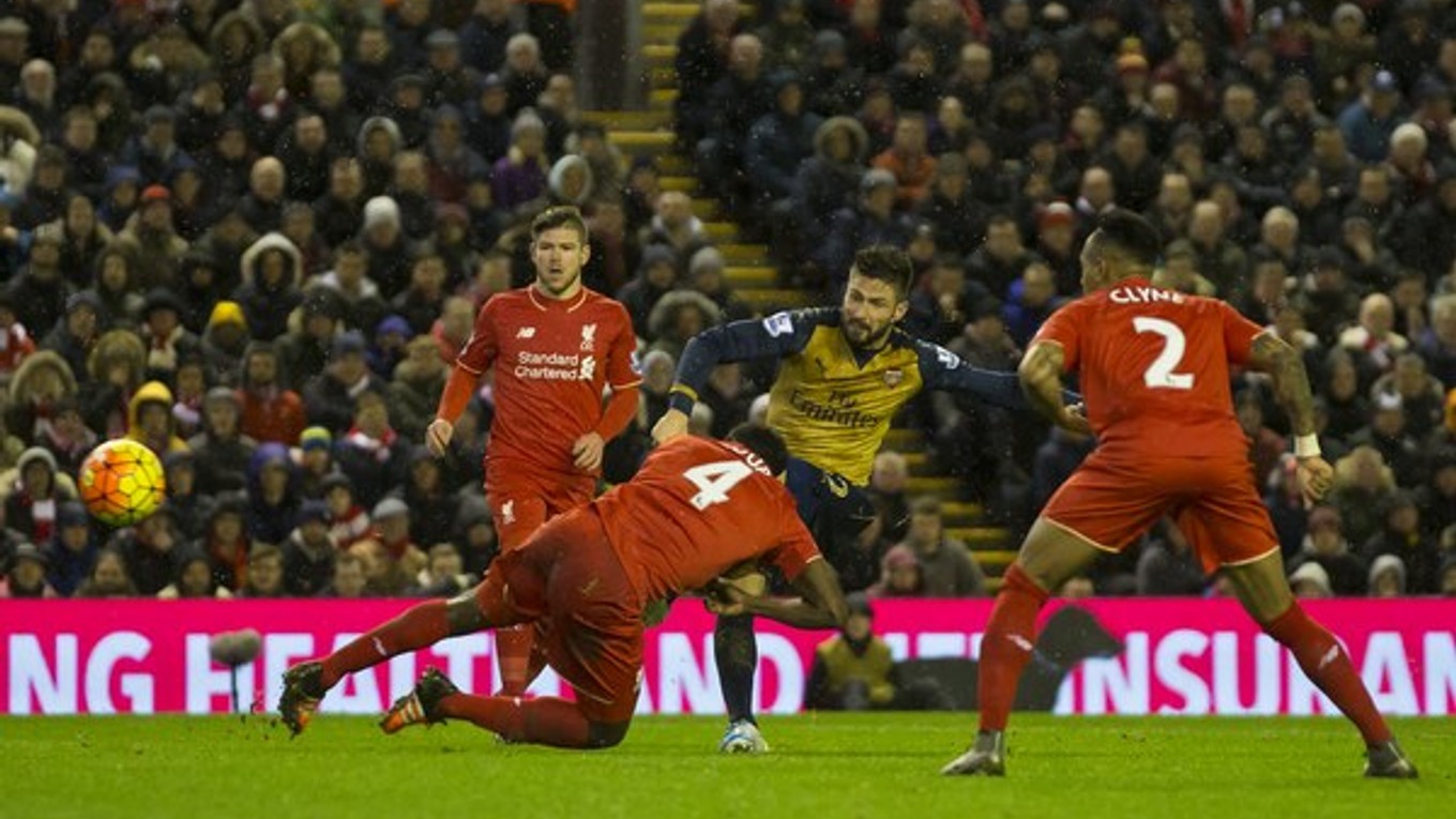 Olivier Giroud z Arsenalu (druhý sprava) strieľa jeden z gólov do siete Liverpoolu.