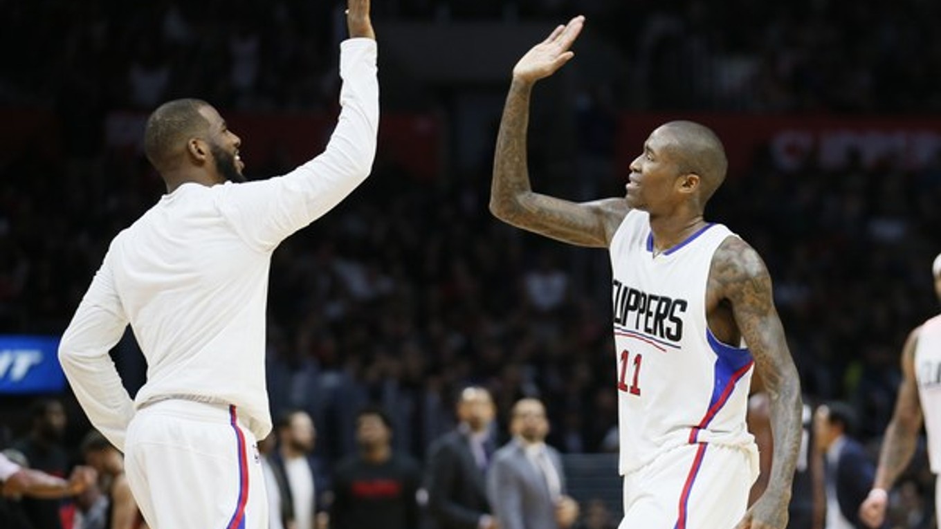Dvojica z LA Clippers Chris Paul (vľavo) a Jamal Crawford oslavuje domáci triumf nad Miami.