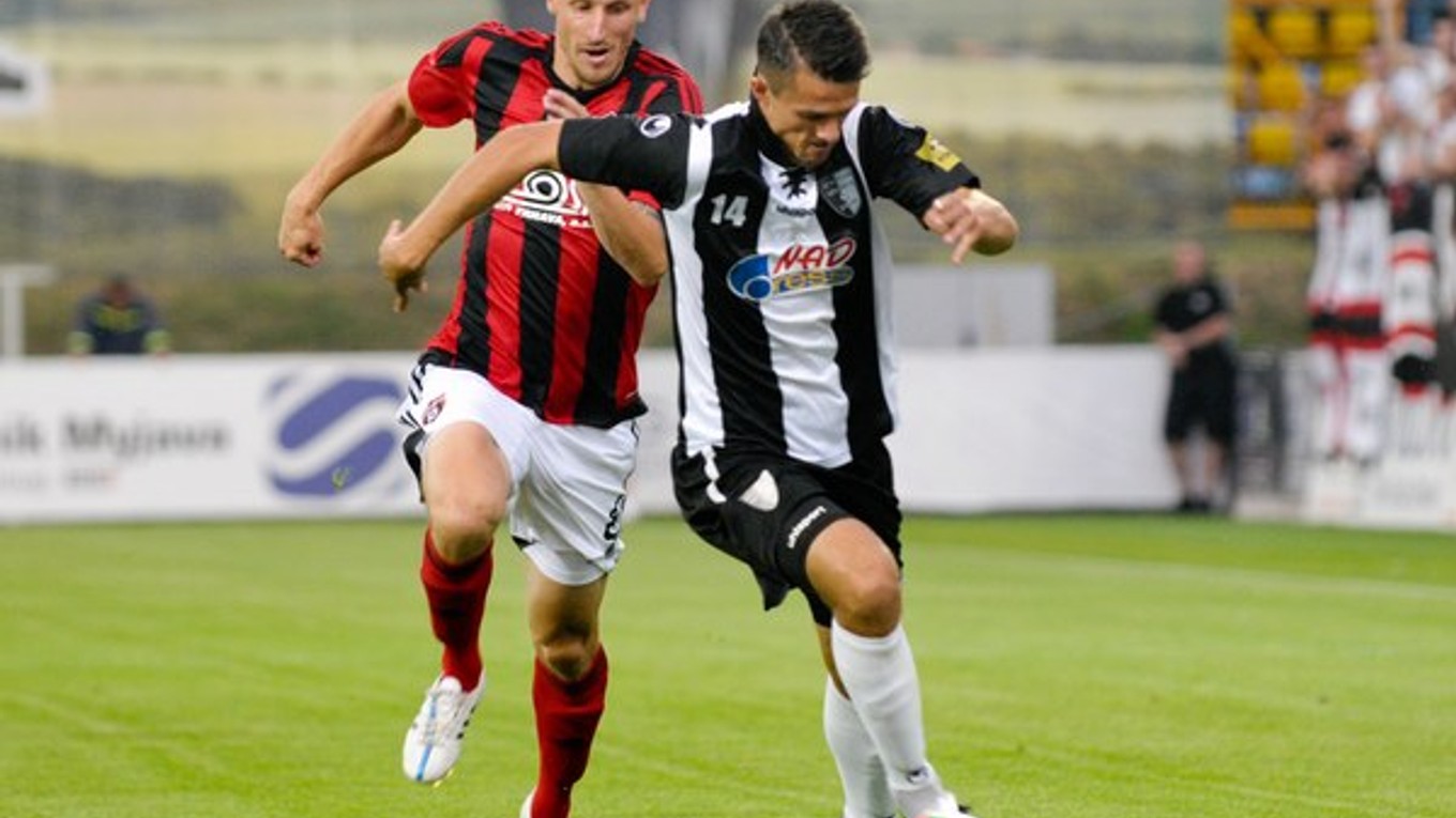 Janečka (vľavo) si po nemeckom Rostocku vyskúša legionársky chlebík aj v druholigovom českom tíme.