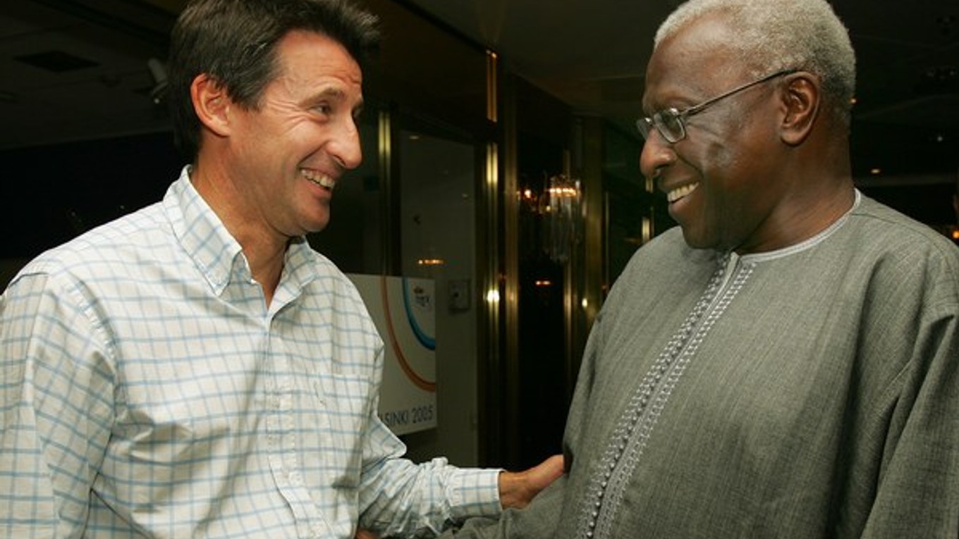 Bývalý šéf IAAF Lamine Diack (vpravo) vraj nemohol o dopingu nevedieť. Jeho nástupca Sebastian Coe teraz čelí viacerým škandálom.