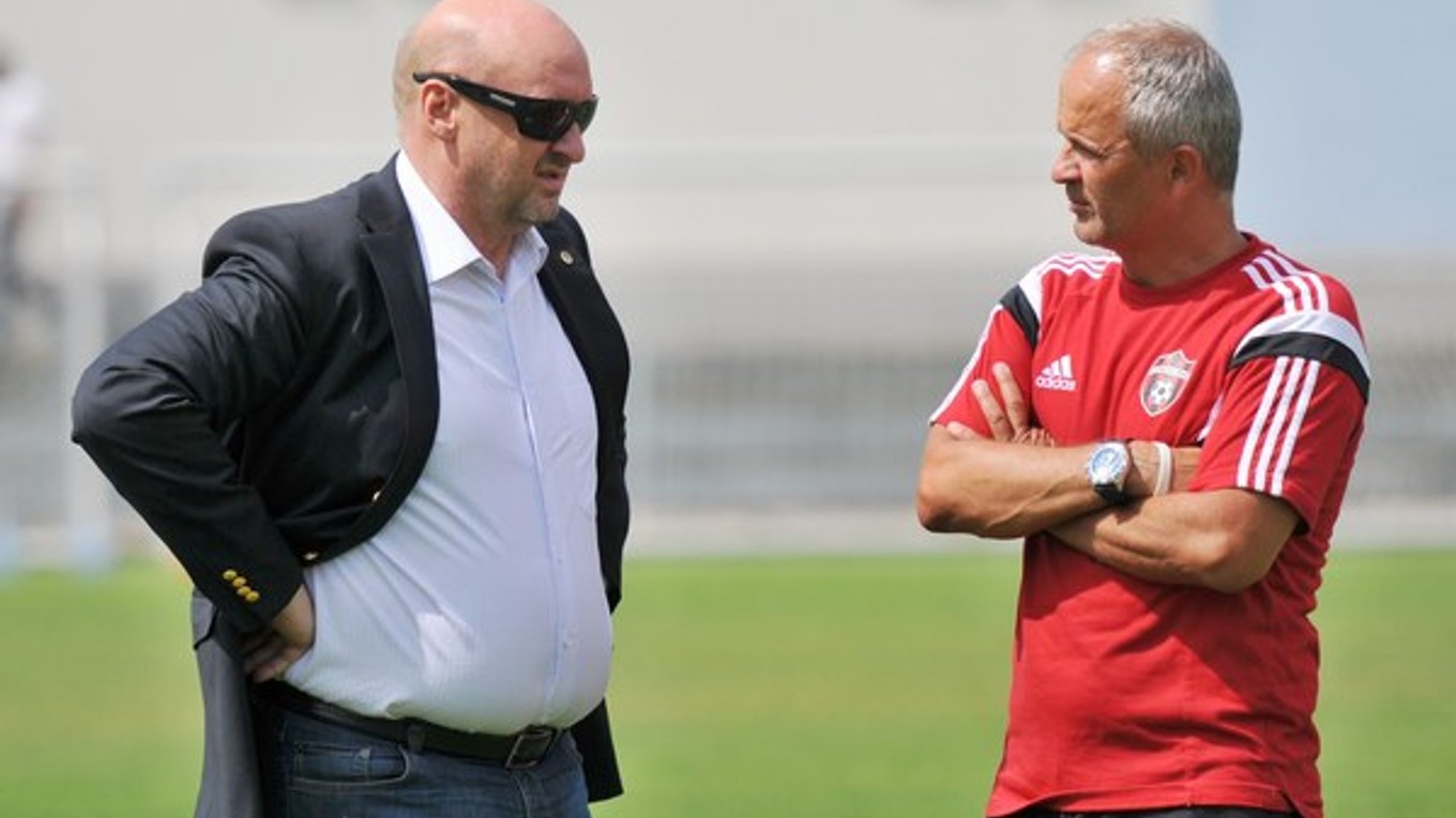 Vladimír Poór (vľavo) debatuje s teraz už bývalým trénerom Spartaka Jurajom Jarábkom.
