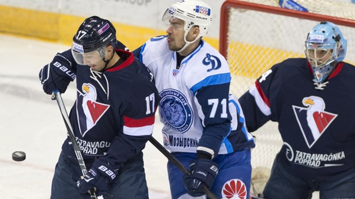 Hokejisti Slovana majú v poslednom období výbornú formu. Už dlhšie však nastupujú bez jednej z najväčších hviezd - obrancu Ľubomíra Višňovského (vľavo).