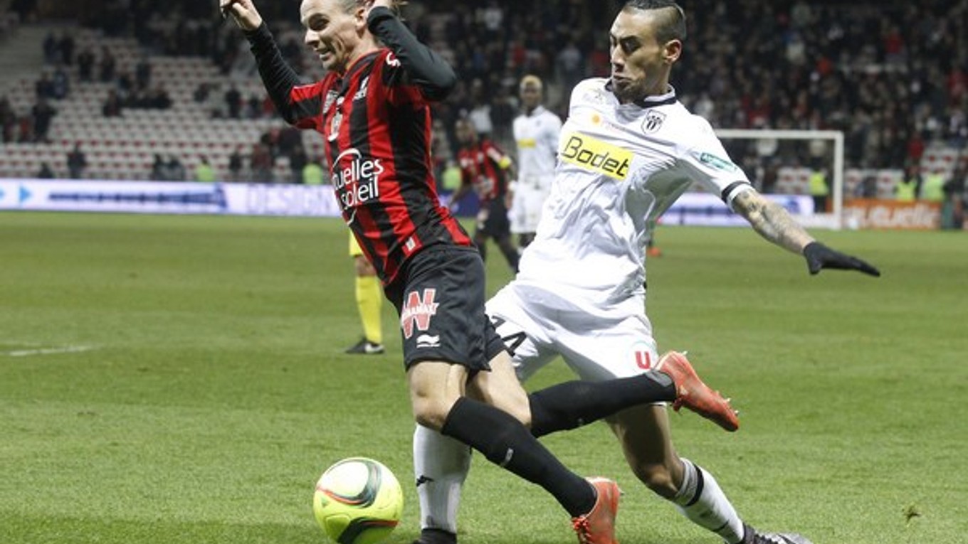 Billy Ketkeophomphone z Angers (vpravo) sa pokúša odstaviť od lopty Niklasa Hulta z Nice.