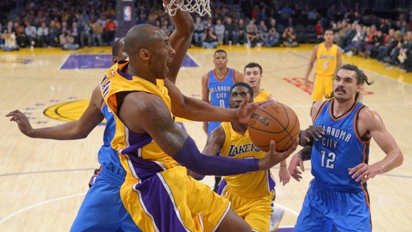 Kobe Bryant (s loptou v rukách) je už teraz basketbalovou legendou.