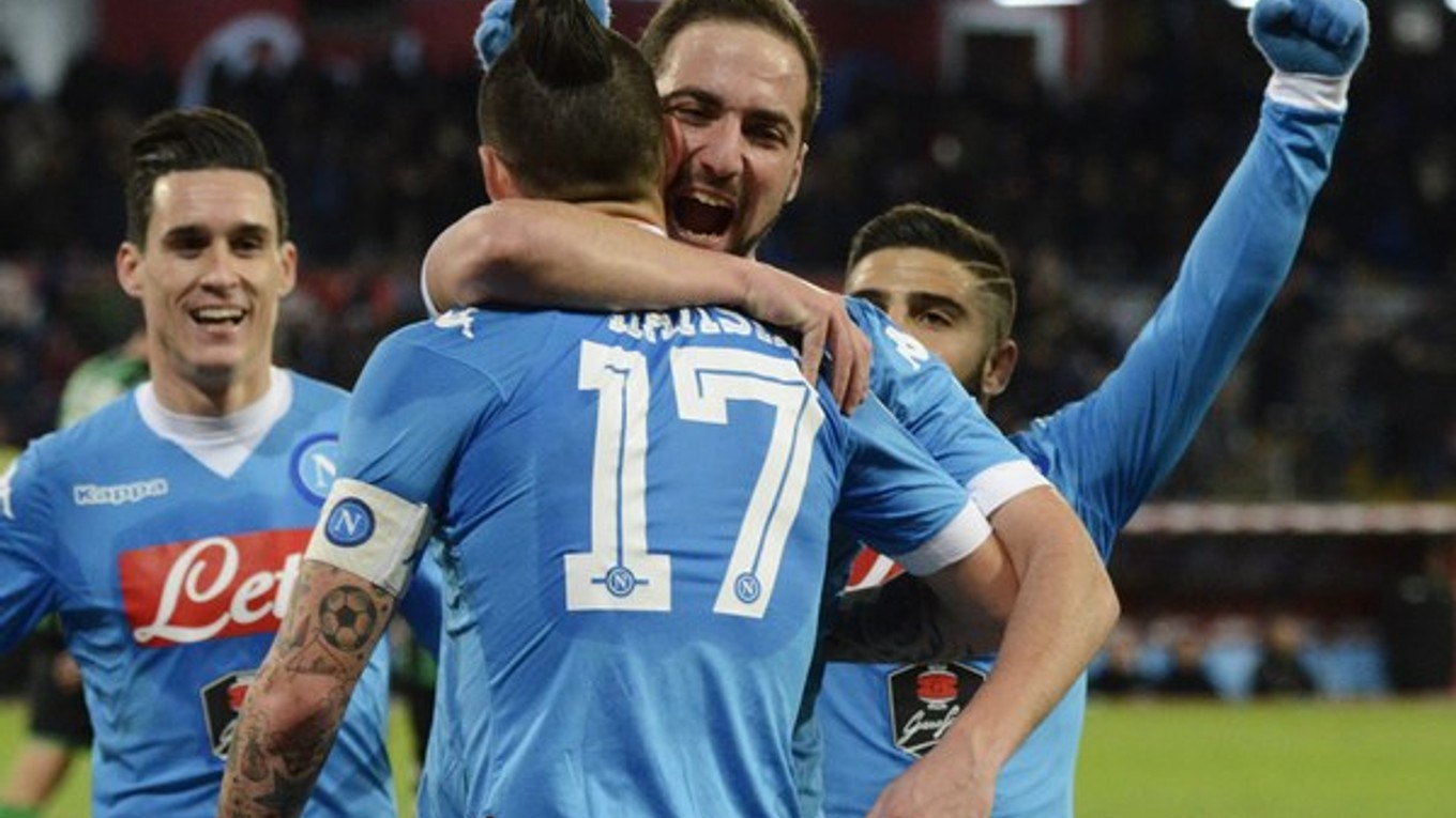 Autor víťazného gólu Gonzalo Higuain sa objíma s Marekom Hamšíkom, ktorý mu naň prihrával.