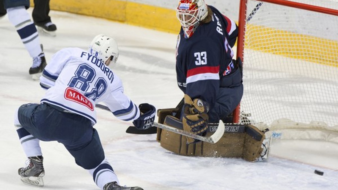 Útočník Dinama Moskva Arťom Fiodorov pri streleckom pokuse pred bránkou Slovana.