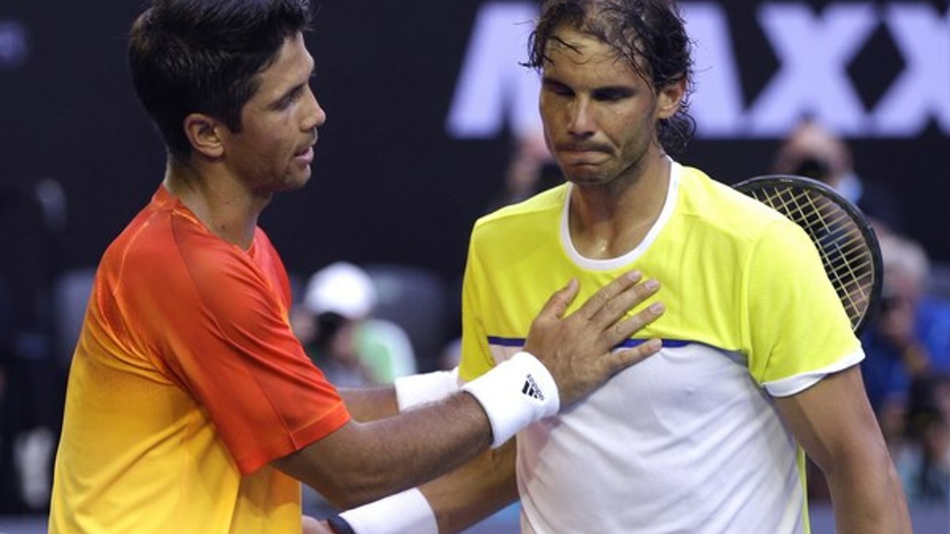 Fernando Verdasco (vľavo) utešuje krajana Rafaela Nadala po stretnutí, v ktorom outsider vyradil nasadenú päťku turnaja.
