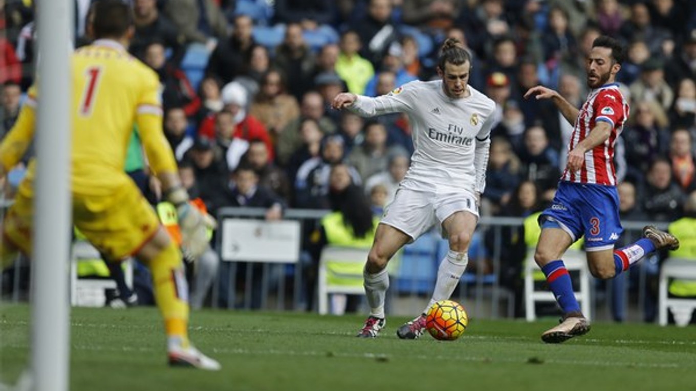 Gareth Bale (v strede) nedohral zápas proti Sportingu Gijon.