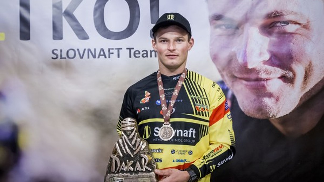 Štefan Svitko pózuje s trofejou za druhé miesto na Rely Dakar.