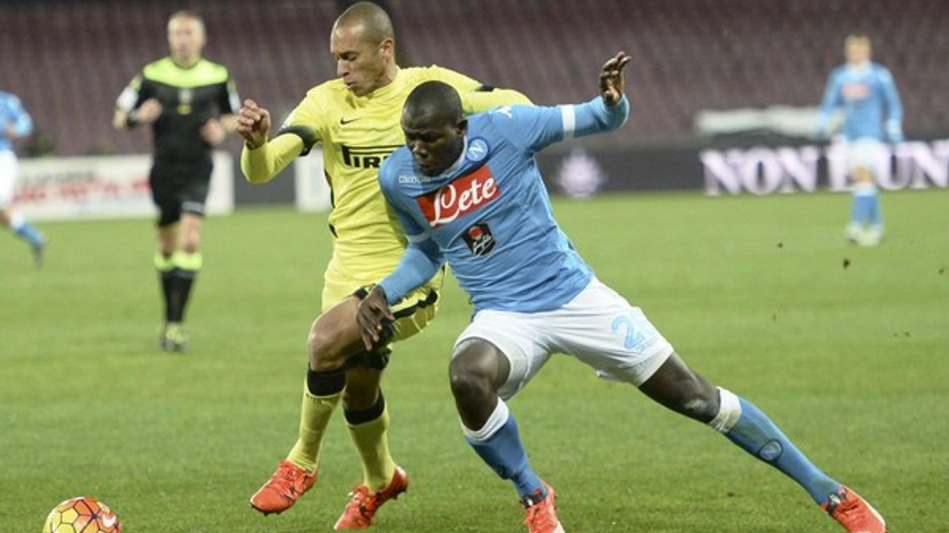O loptu bojujú hráč Neapola Kalidou Koulibaly (vpravo) a Miranda z Interu Miláno.