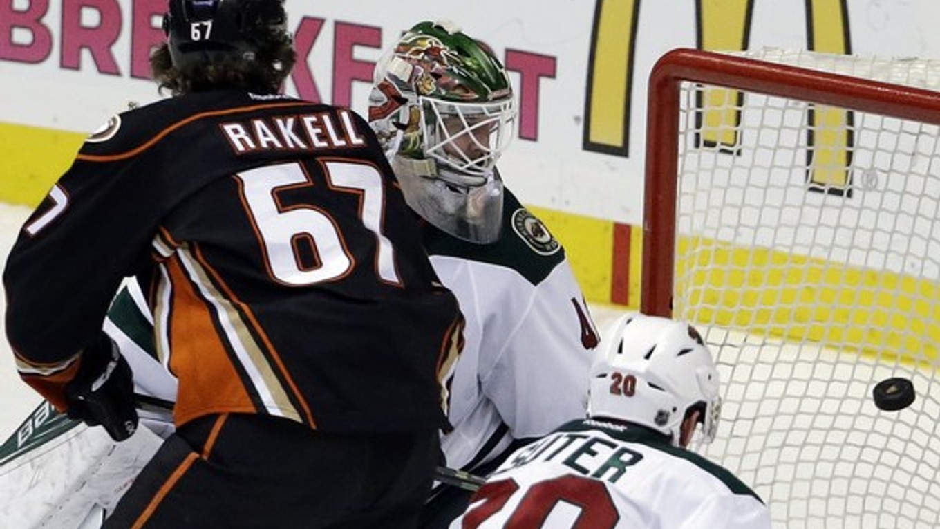 Center Anaheimu Rickard Rakell práve skóruje do siete Minnesoty Wild.