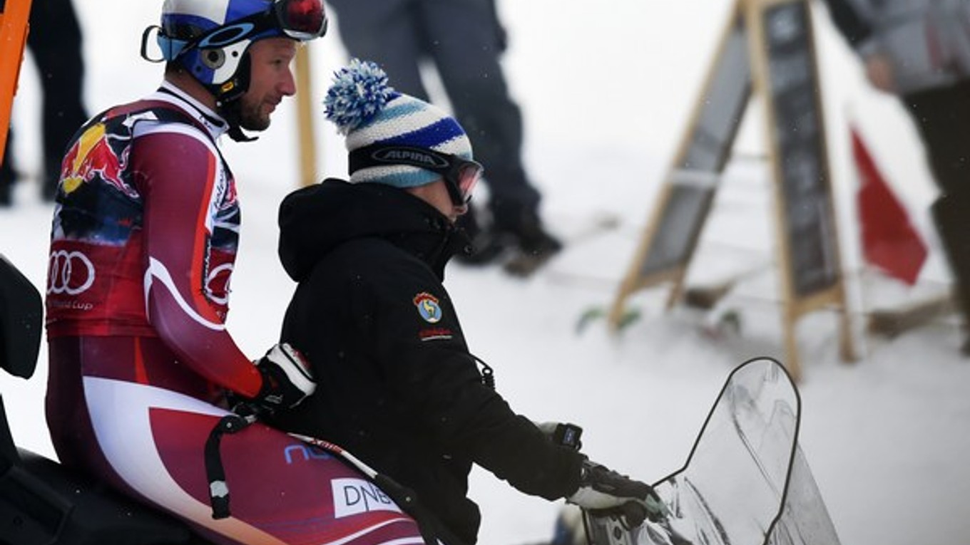 Nórsky lyžiar Aksel Lund Svindal odchádza na skútri po páde v rakúskom Kitzbüheli.