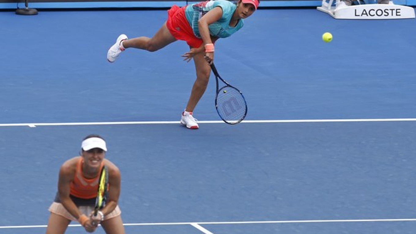 Tenisový pár Martina Hingisová a Sania Mirzová valcuje súperky.