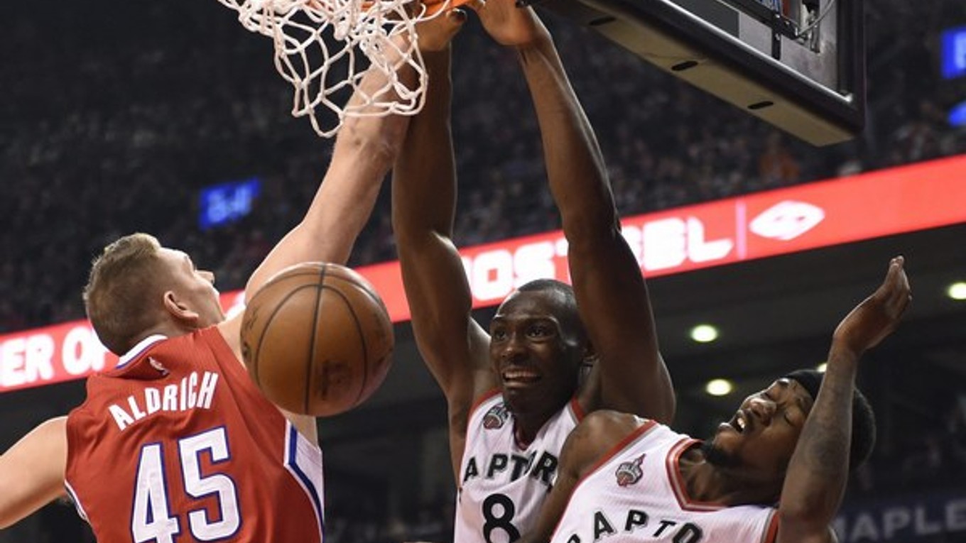 Bismack Biyombo z Toronta skóruje v zápase proti Los Angeles Clippers.