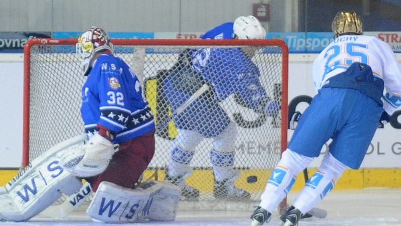 Radoslav Suchý (vpravo) strieľa gól Jánovi Cháberovi.