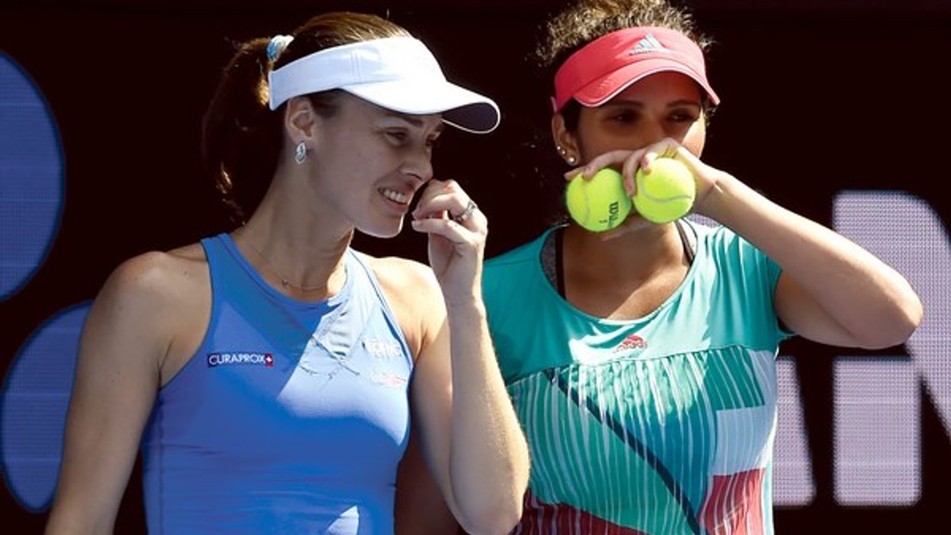 Martina Hingisová (vľavo) tvorí deblový pár so Saniou Mirzovou a vďaka skvelým výkonom sa prepracovala v rebríčku štvorhry na prvé miesto.