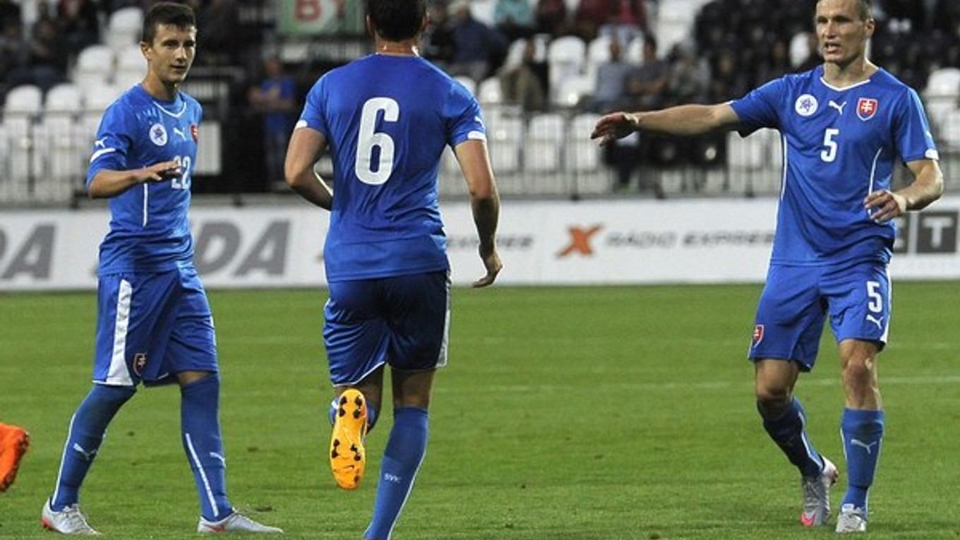 Dávid Ivan (vľavo) oslavuje gól so spoluhráčmi zo slovenskej reprezentácie do 21 rokov.
