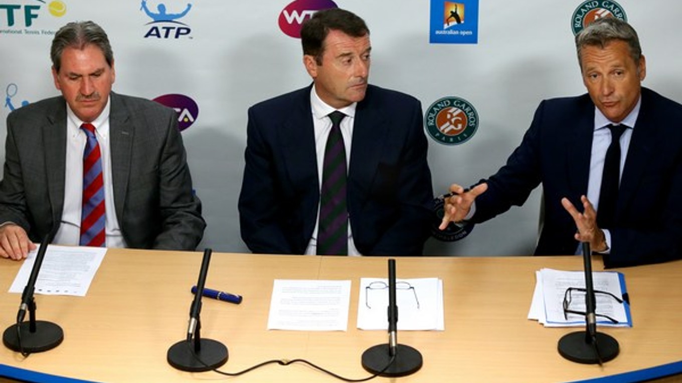 Výkonný riaditeľ ATP Chris Kermode (vpravo), predseda Medzinárodnej tenisovej federácie David Haggerty (vľavo) a šéf turnaja vo Wimbledone Philip Brook rozprávajú počas stredajšej tlačovej konferencie v súvislosti s vyšetrovaním nelegálneho tipovania.