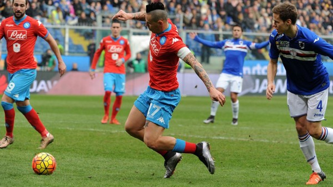 Marek Hamšík (v strede) strieľa gól do siete Sampdorie Janov.