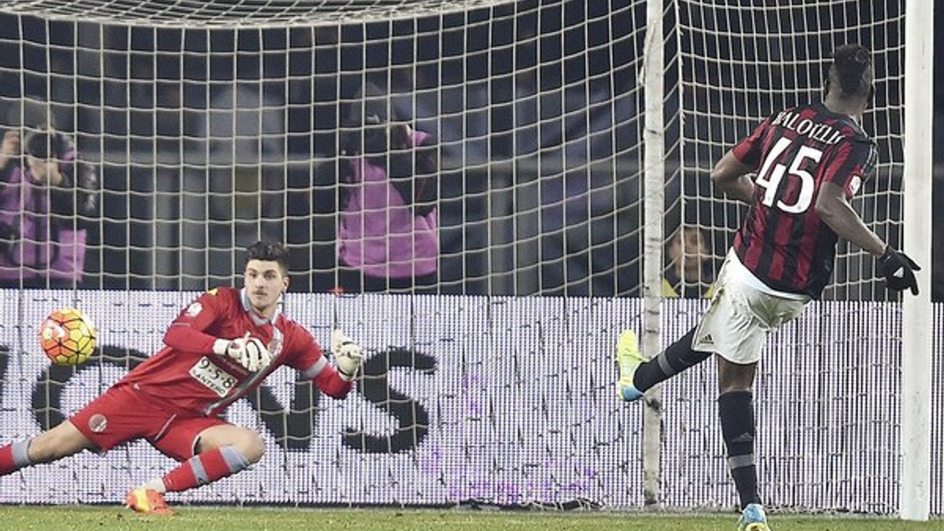Mario Balotelli (vpravo) strieľa jediný gól zápasu do siete Alessandrie.