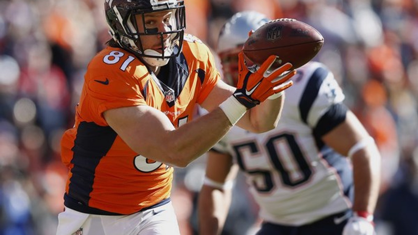 Peyton Manning (vľavo) doviedol v tejto sezóne Denver Broncos až do Super Bowlu.