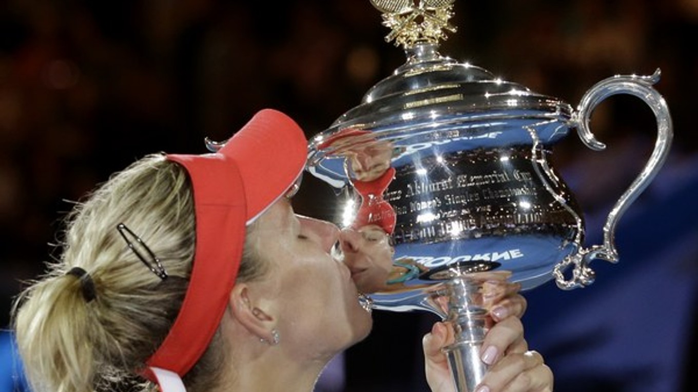 Angelique Kerberová bozkáva víťaznú trofej.