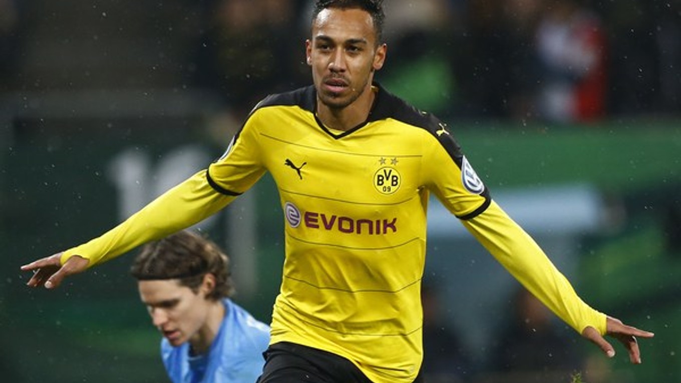 Pierre-Emerick Aubameyang strelil oba góly Dortmundu.
