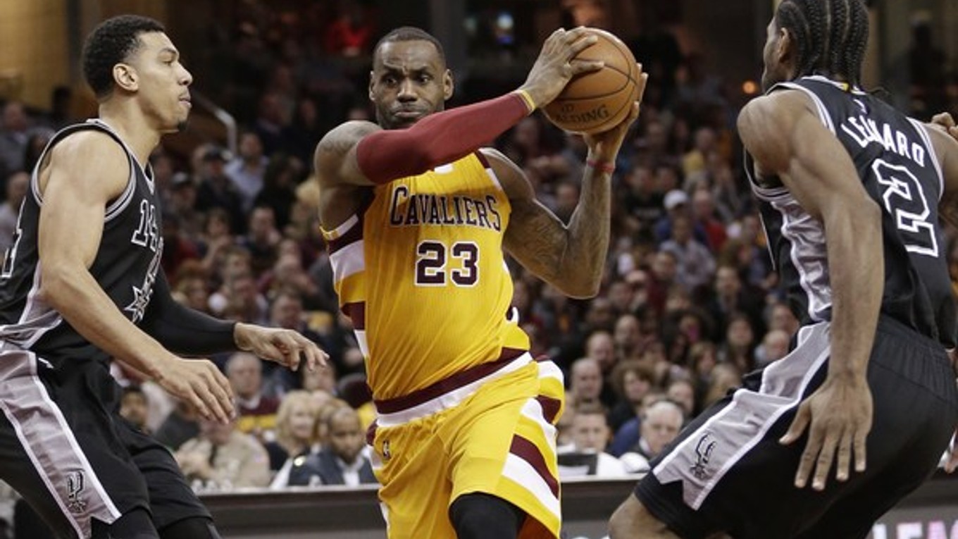 LeBron James preniká medzi dvojicou hráčov San Antonia.