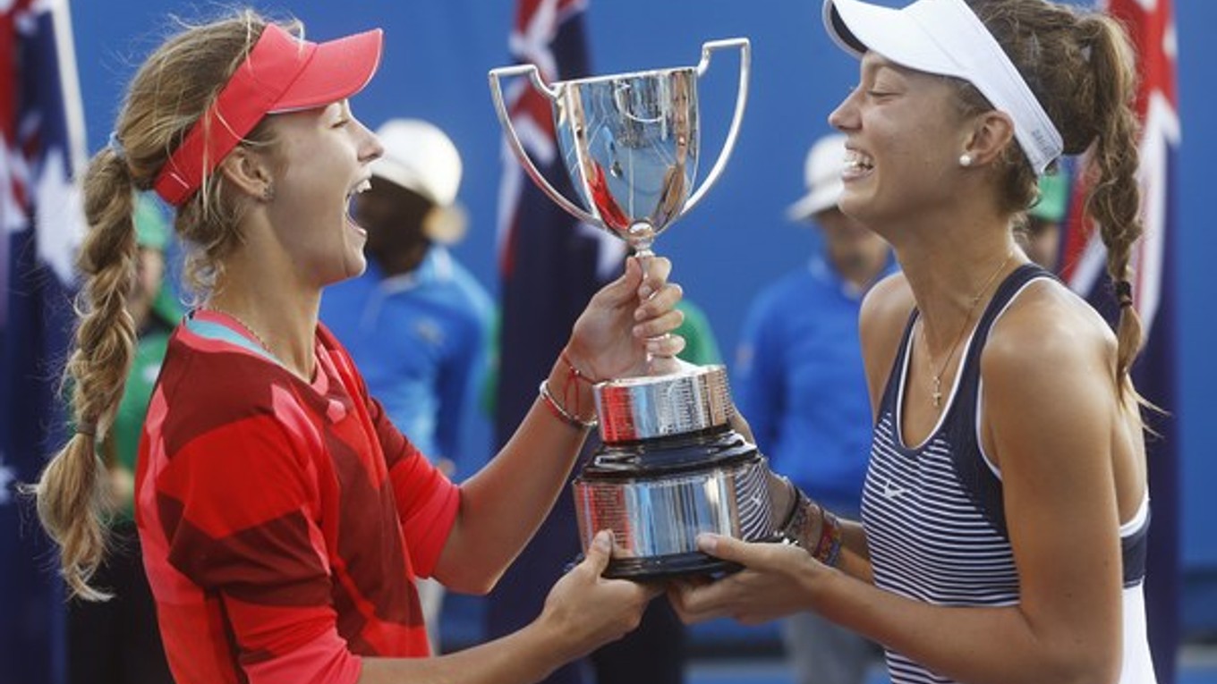 Terezu Mihalíková (vľavo) sa teší s Ruskou Annou Kalinskou po triumfe vo štvorhre na Australian Open.