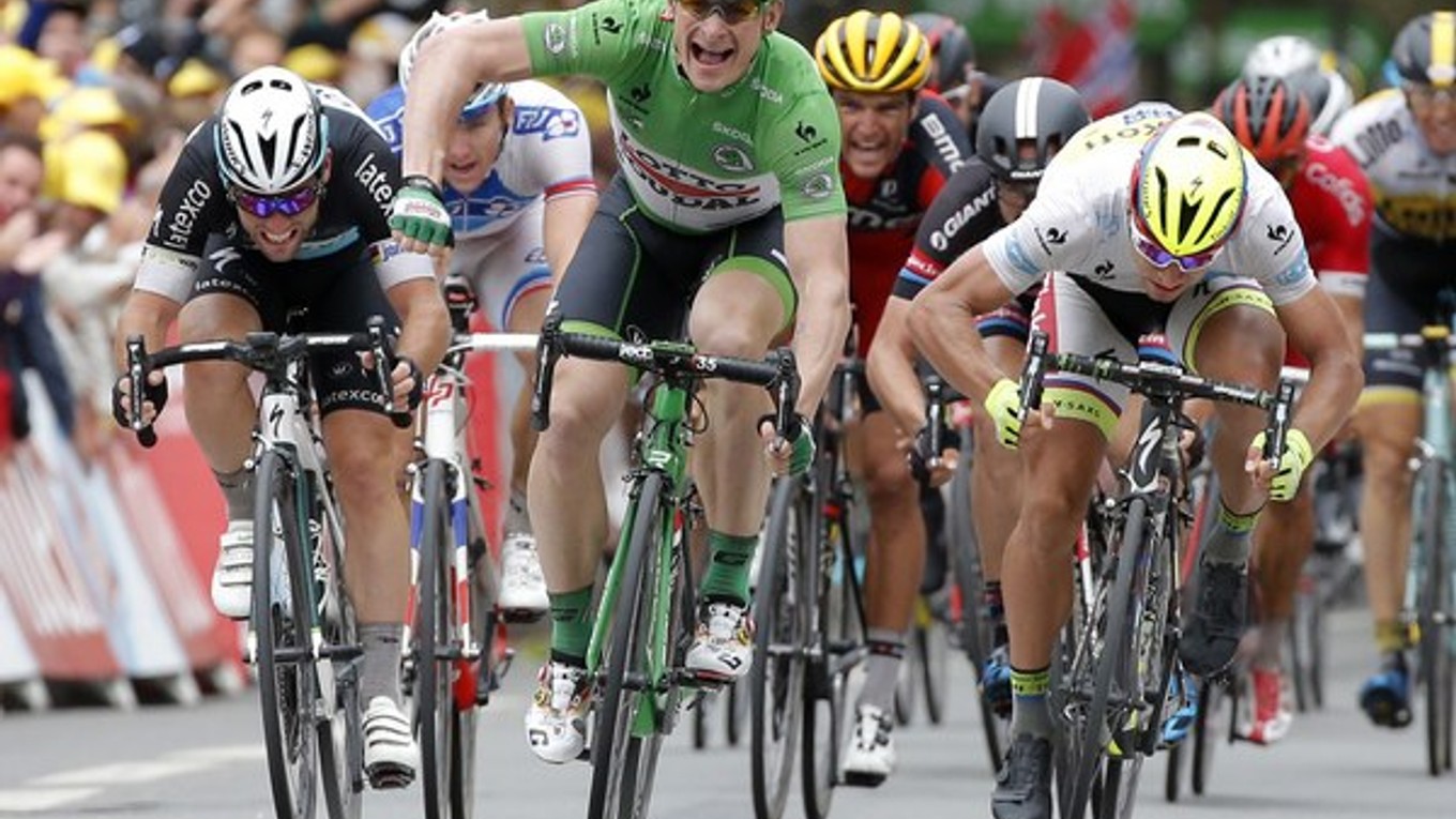 Andre Greipel (uprostred) je veľkým súperom Petra Sagana (vpravo).