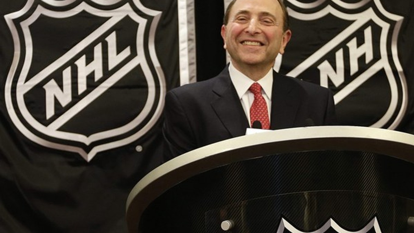 Komisár NHL Gary Bettman.