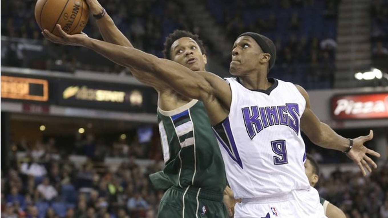 Rashad Vaugh (vľavo) z Milwaaukee Bucks bojuje o loptu s Rajonom Rondom z tímu Sacramento Kings.