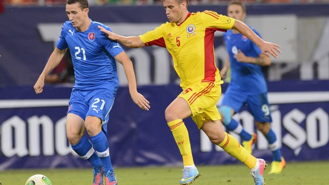 Samuel Štefánik (č. 21) debutoval v národnom tíme v auguste 2013 v zápase na pôde Rumunska.