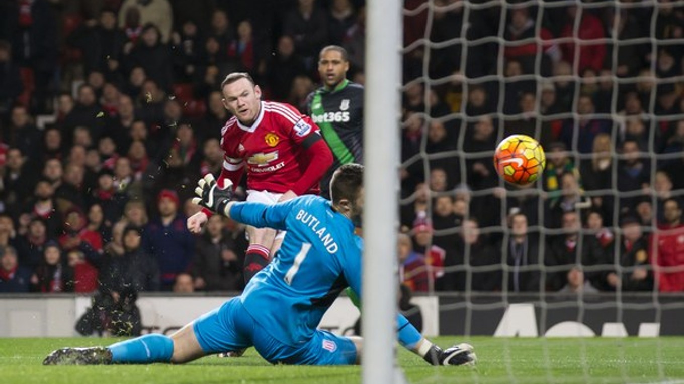 Wayne Rooney (v červenom) strieľa jeden z gólov Manchestru United.