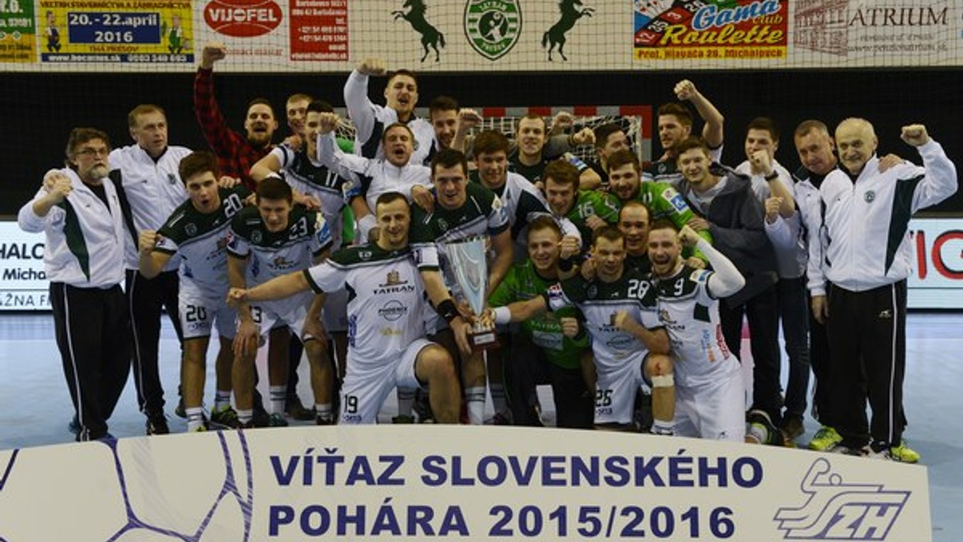 Hádzanári Tatrana Prešov oslavujú víťazstvo v odvetnom zápase finále Slovenského pohára.
