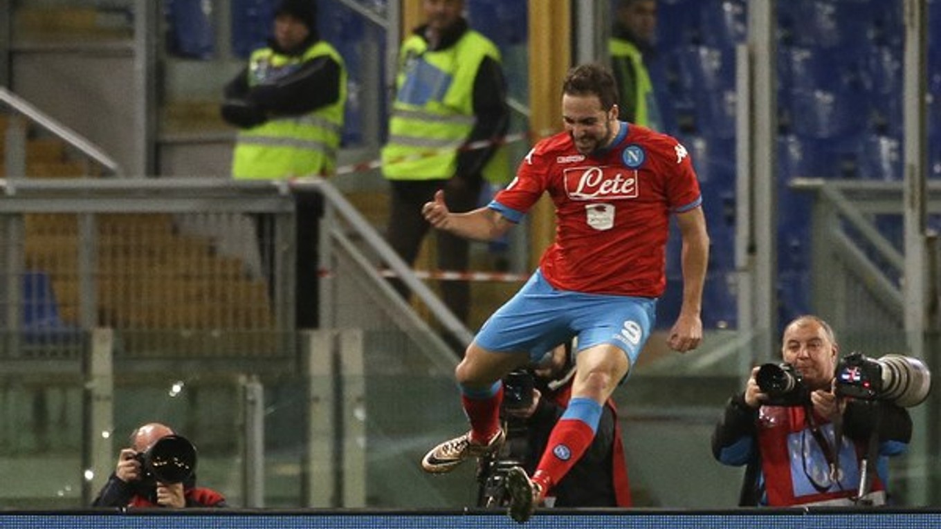 Gonzalo Higuain oslavuje svoj gól proti Laziu Rím.