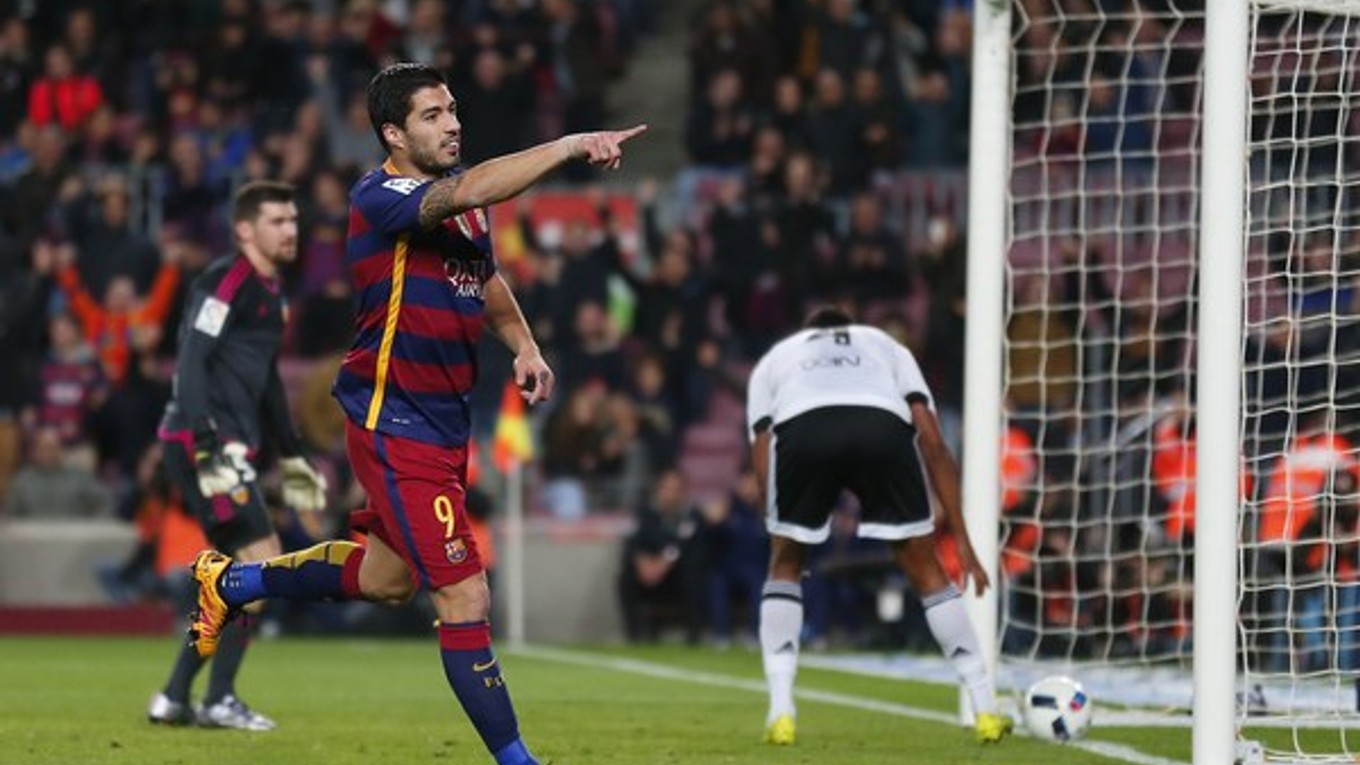 Útočník Barcelony Luis Suarez strelil štyri góly.