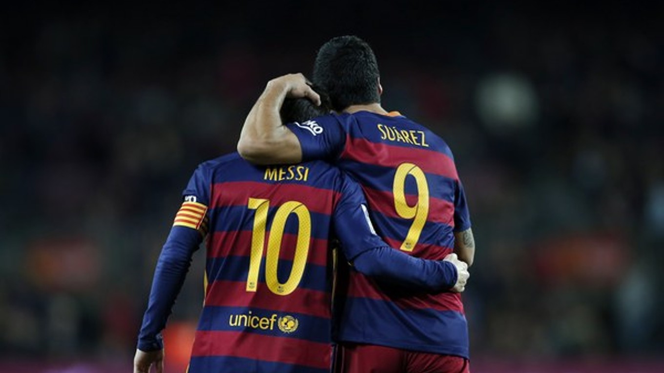Luis Suárez (vpravo) oslavuje po jednom zo svojich gólov s Lionelom Messim.