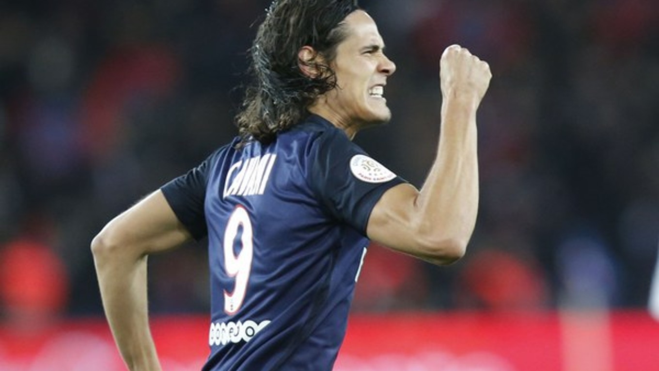 Edinson Cavani sa teší z gólu do siete Lorientu.