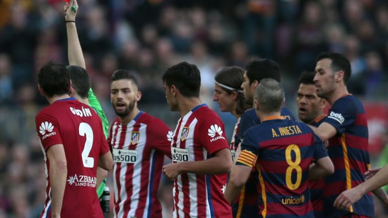 Filipe Luis videl okamžite červenú kartu.