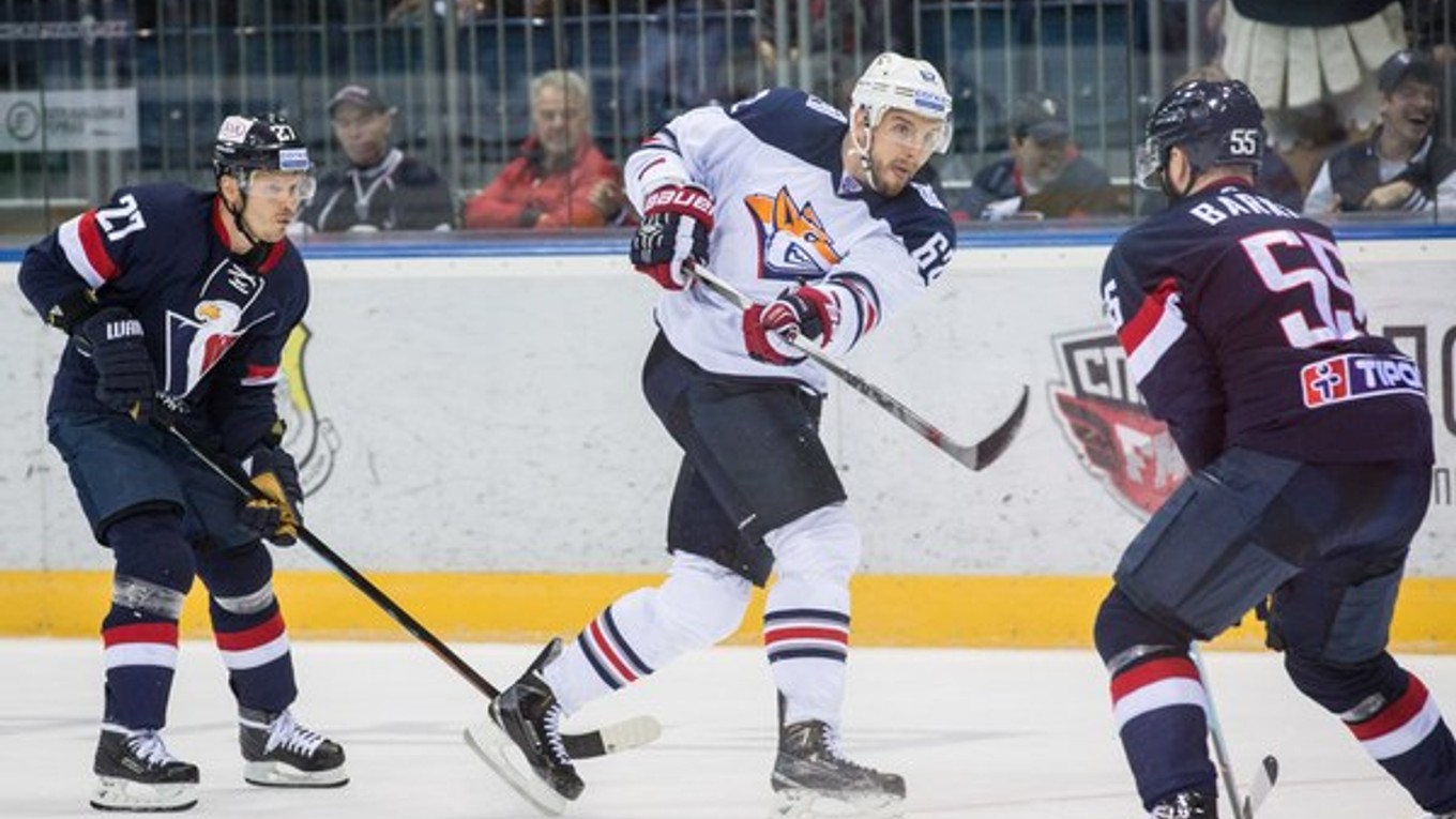 O výhre domáceho Magnitogorsku rozhodol fínsky legionár Oskar Osala (v strede).