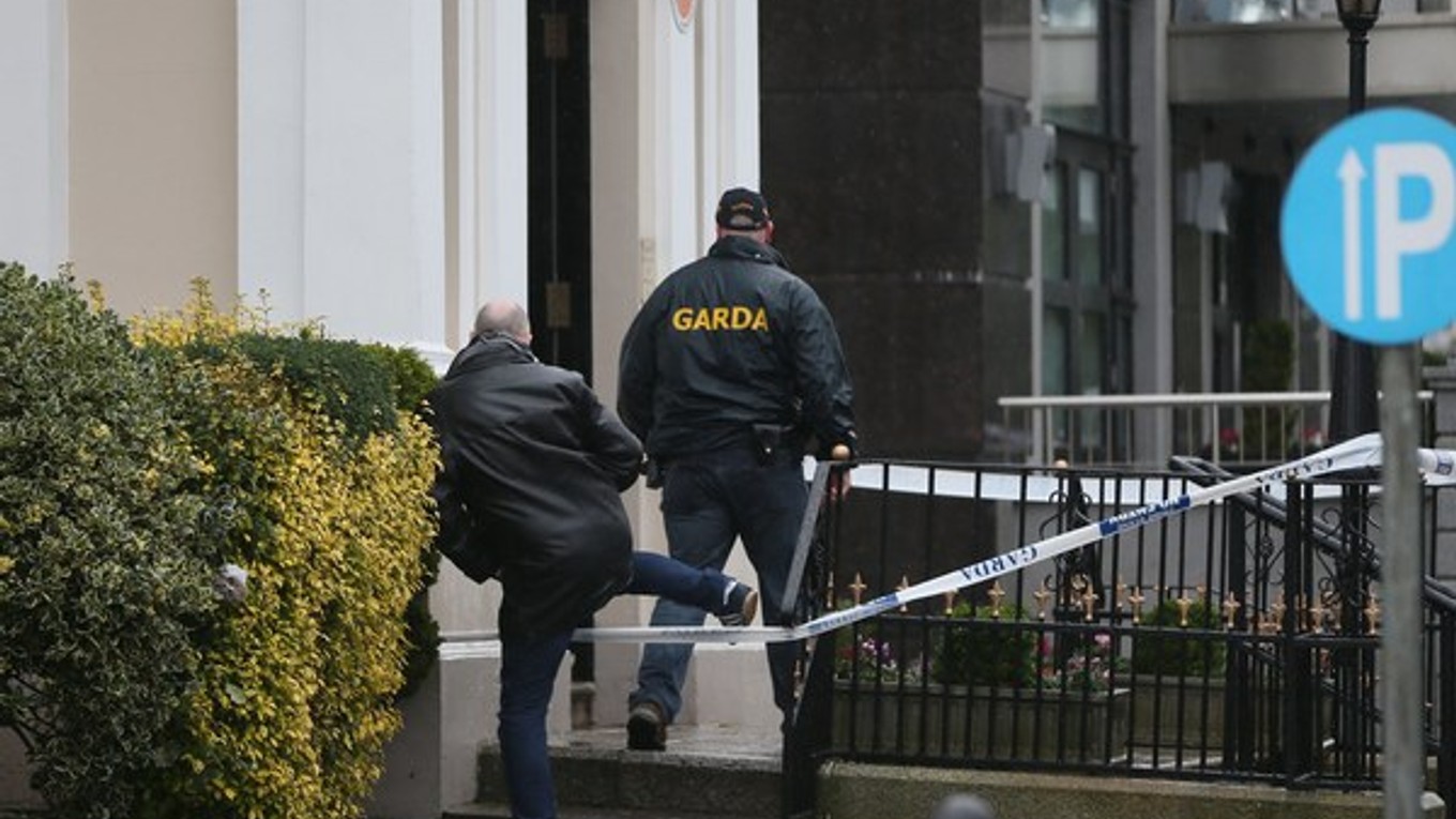 Príslušníci írskych policajných zložiek (tzv. Garda) vstupujú na miesto činu v hoteli Regency v Dubline.