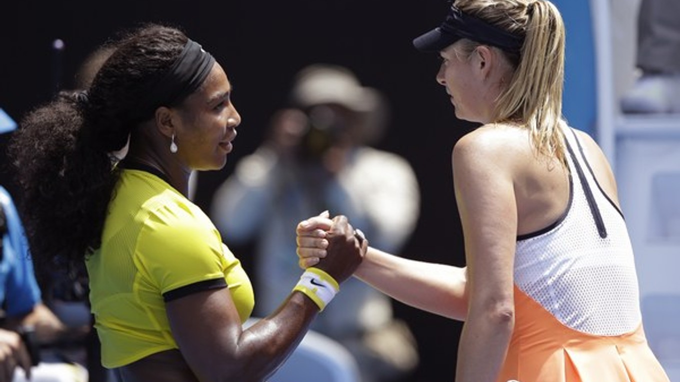 Serena Williamsová (vľavo) si podáva ruku s porazenou Ruskou Mariou Šarapovovou (vpravo) vo štvrťfinále Australian Open 2016.
