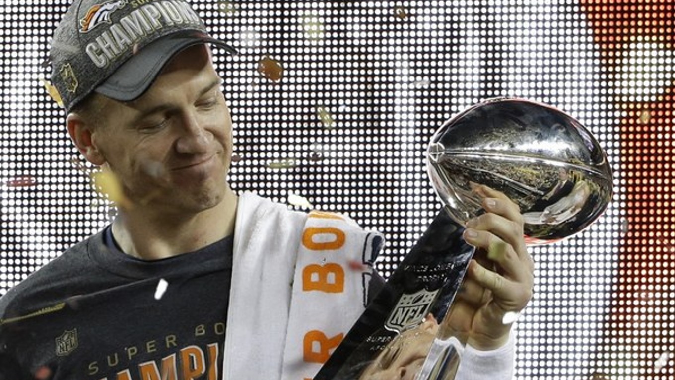 Peyton Manning získal víťaznú trofej ako tridsaťdeväťročný.