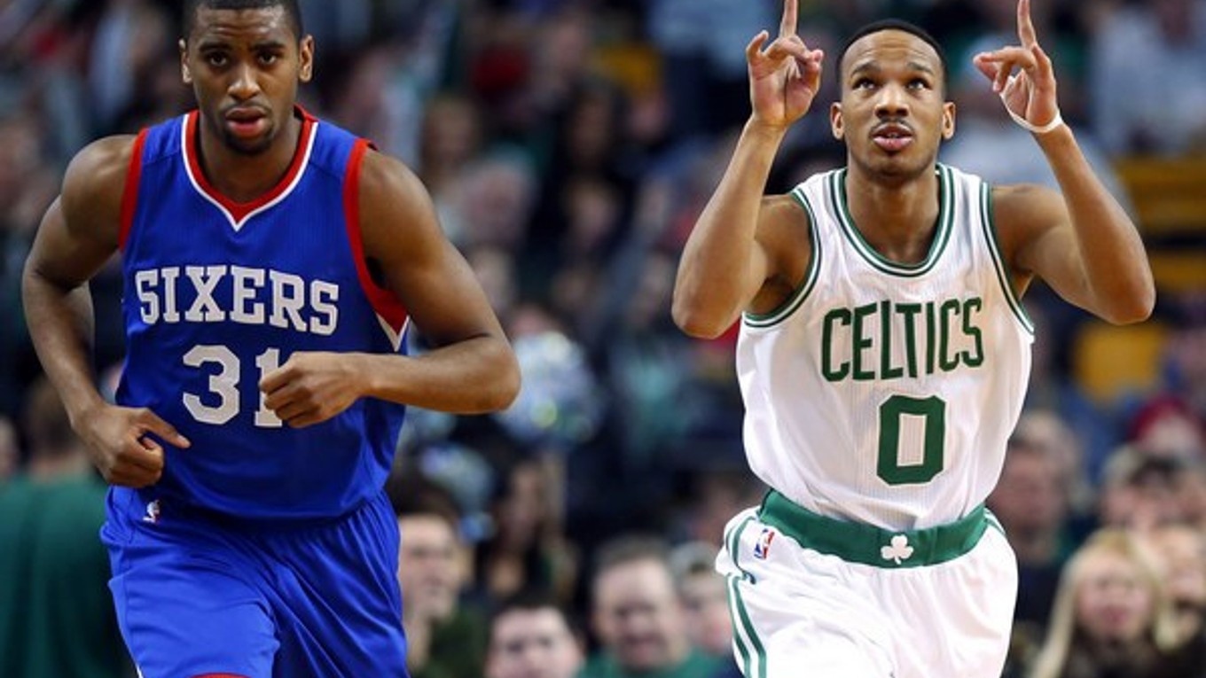 Avery Bradley (vpravo) prispel k víťazstvu Bostonu 25 bodmi.