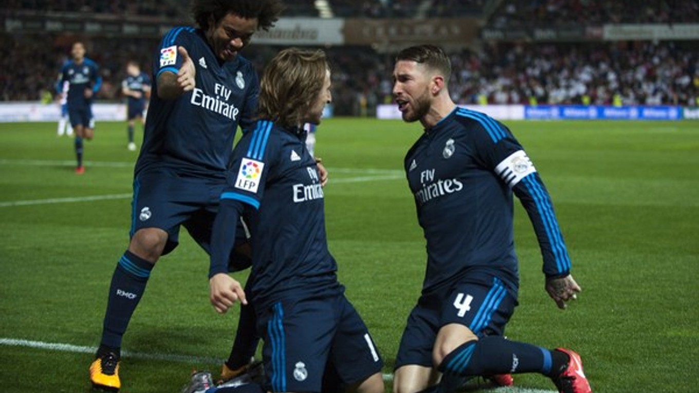 Luka Modrič (uprostred) sa raduje so spoluhráčmi Marcelom (vľavo) a Sergiom Ramosom (vpravo).